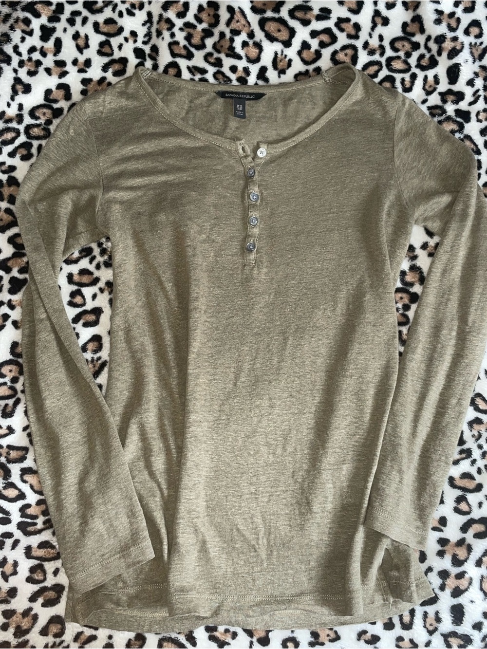 ♡ Banana Republic Olive Green Long Sleeve Henley